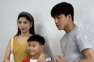 球场哭泣的盐城小球迷获赠签名球衣和足球，露出开心笑容