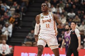 冲击力十足！迪亚洛上半场8中4得11分3板2断 罚球5中3