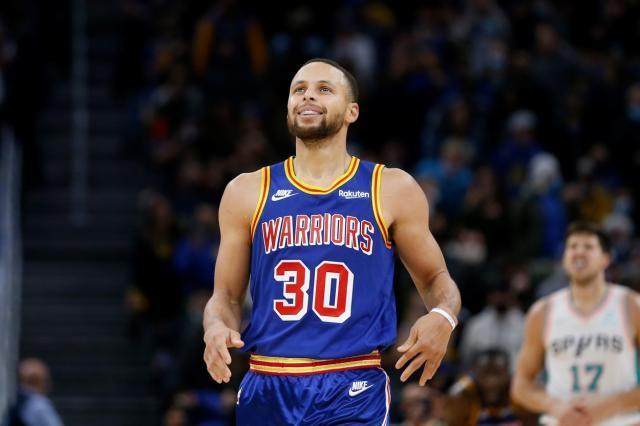 库里命中生涯常规赛第3000记三分 NBA历史第一人