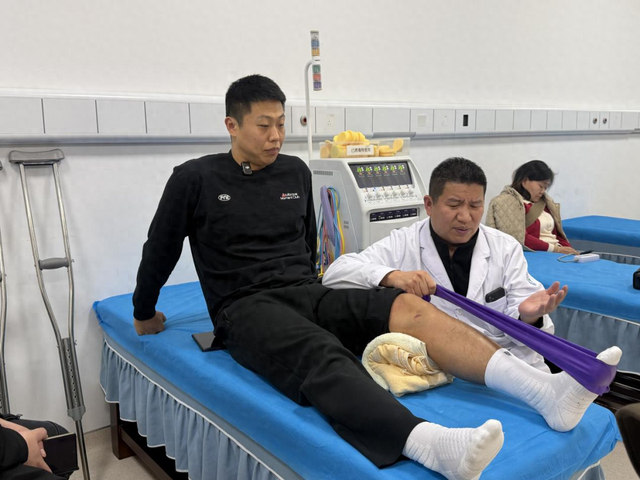 岳阳男篮那个意外受伤的“冷面射手” ，即将满血复活重返赛场！|李启元|岳阳队|球迷|康复|岳阳市_新浪体育_新浪新闻